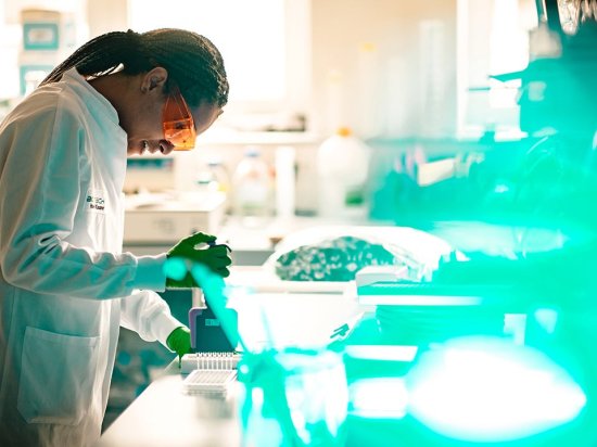 who-we-are-960x720-0101-labor-frau-pipettierung.jpeg